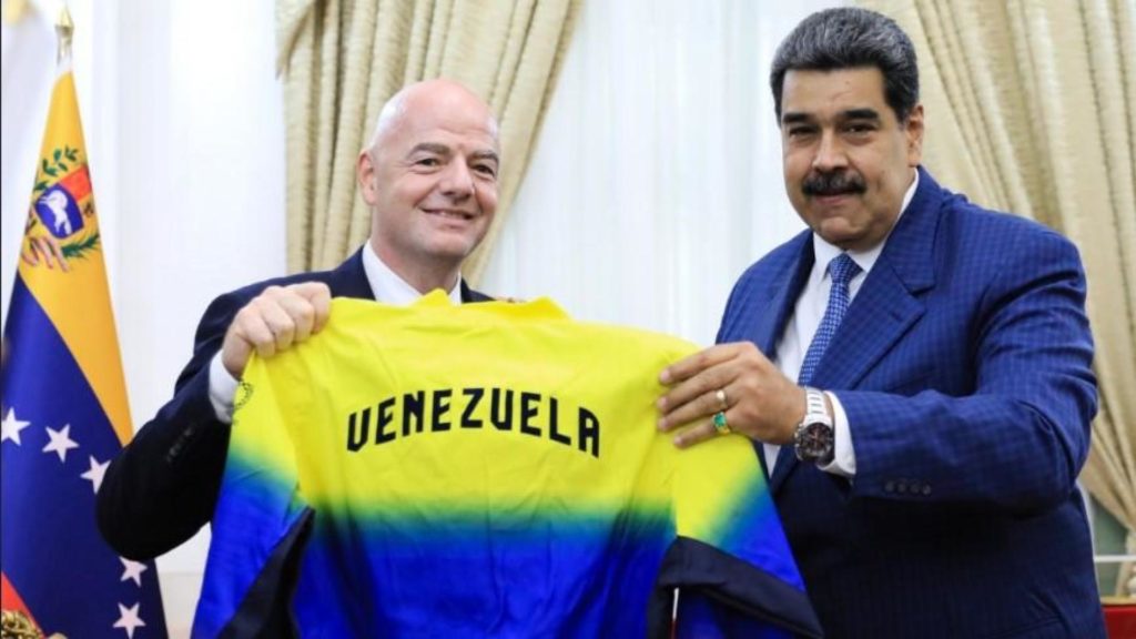 Maduro promete a la FIFA construir un estadio de fútbol en Caracas