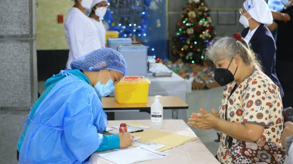 Los datos de Monitor Salud sobre la primera semana de vacunación de refuerzo al personal sanitario