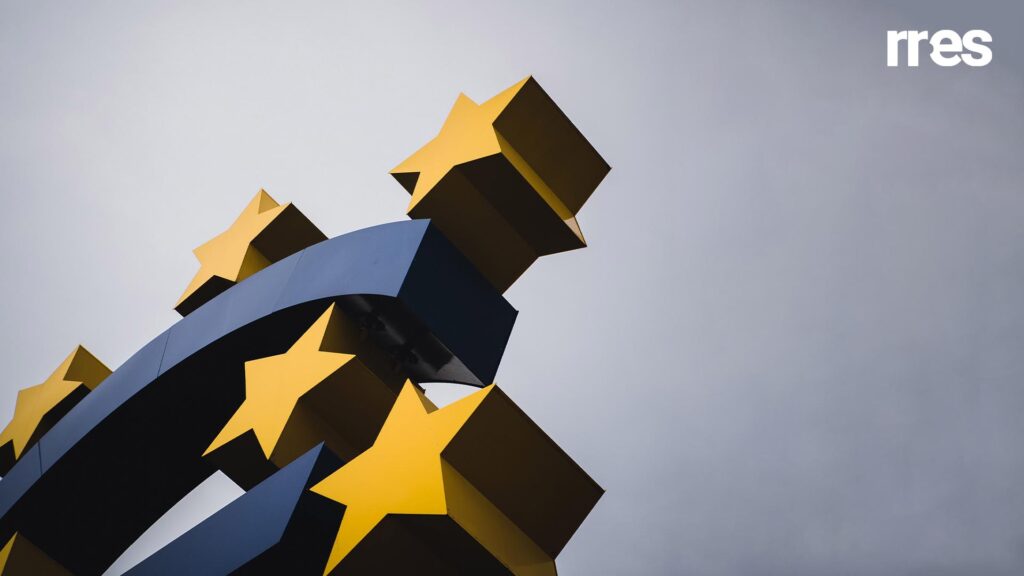 La expansión europea, por Tony Bianchi. Foto_Emblema de la Unión Europea, de Mika Baumeister en Unsplash
