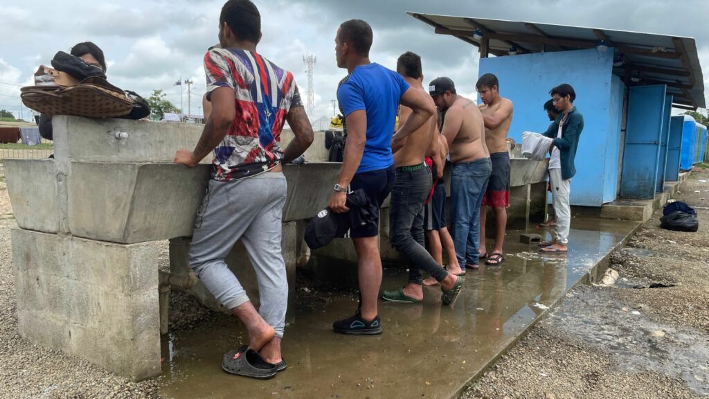 Migrantes venezolanos que cruzan el Darién