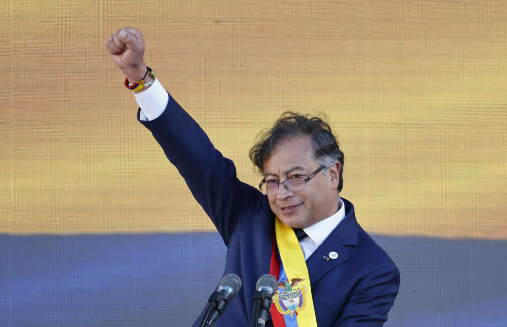 Petro se juramenta como presidente de Colombia y lo primero que hace es pedir la espada de Bolívar