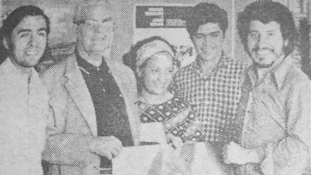 Víctor Jara con Gustavo Machado y miembros de la redacción de Tribuna Popular en visita del cantautor a Venezuela, en 1971.