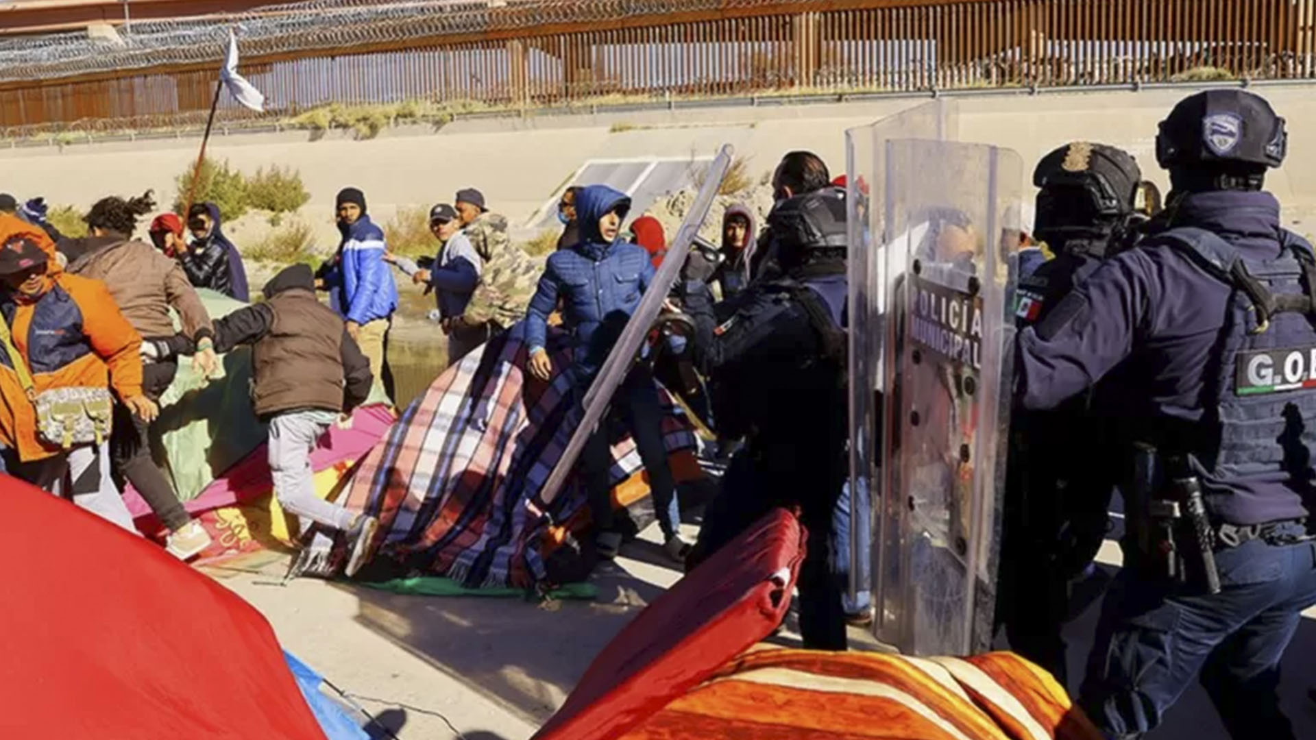 Al menos 500 migrantes venezolanos fueron desalojados del campamento a orillas del Río Bravo