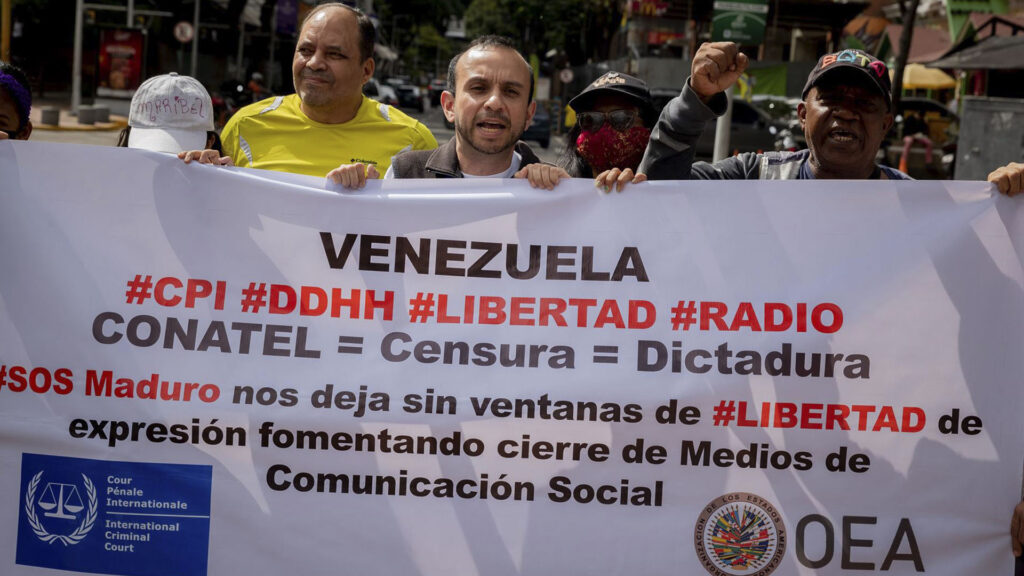 Videos | Protestan en alrededores de Conatel por cierre masivo de emisoras