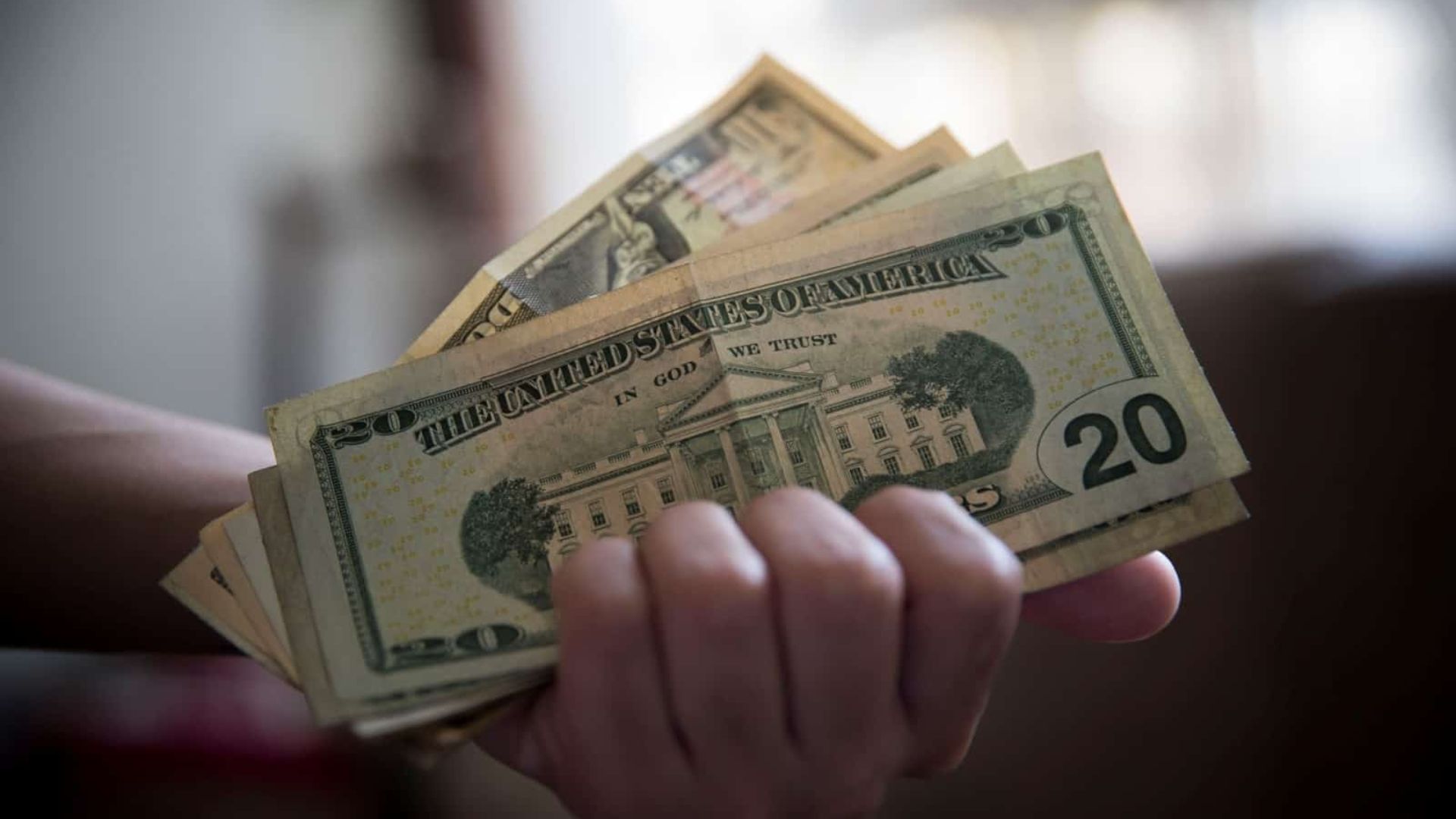 Pago de aguinaldos y otros beneficios podría llevar al dólar a cerrar el año en Bs. 14
