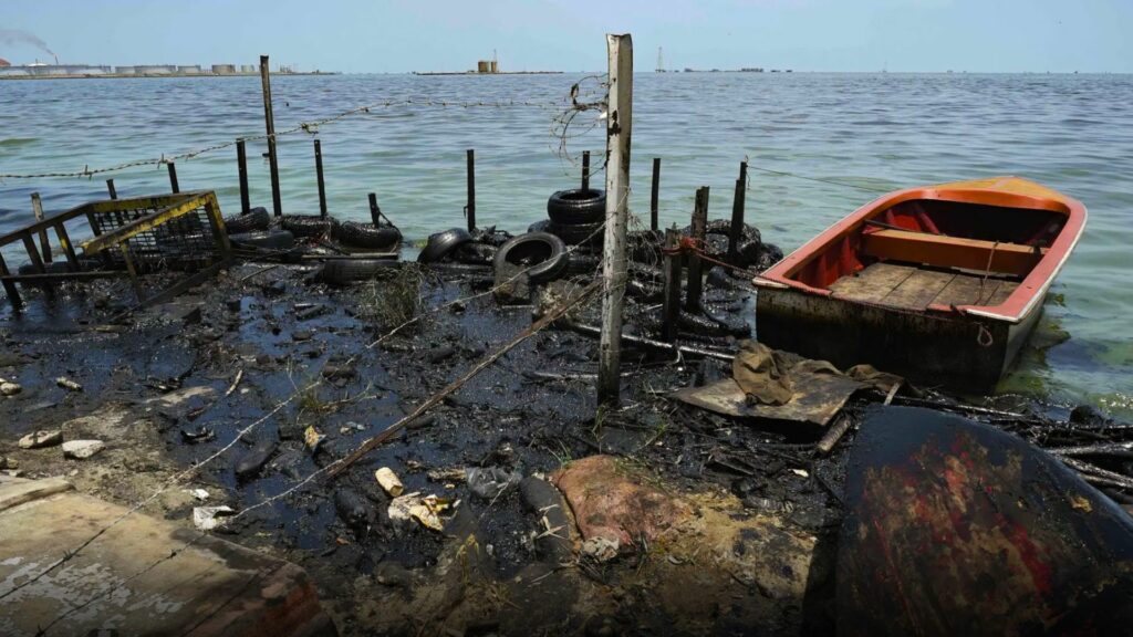 WSJ: Derrames y carencia de mantenimiento de la industria son obstáculos para la inversión petrolera en Venezuela
