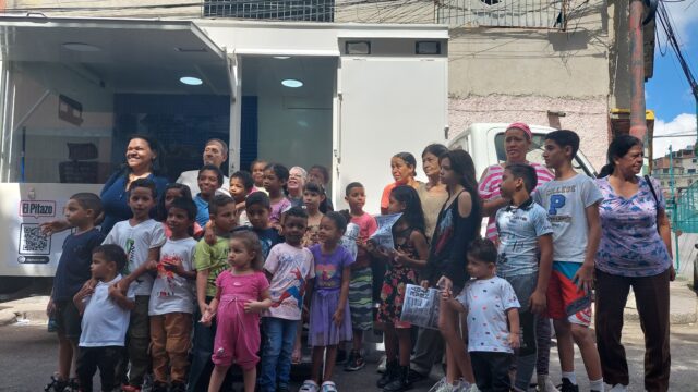 Más de 20 niños visitaron el Camión ARI para presenciar una de sus primeras experiencias periodísticas locales en Las Minas de Baruta, Gran Caracas