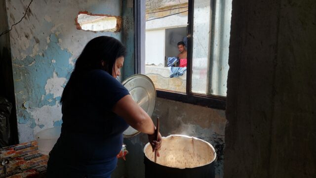 Nancy Nieves cocina para 100 niños y 20 adultos mayores en riesgo de desnutrición en Las Minas de Baruta, denunció al Camión ARI que el riesgo alimentario en su sector crece 