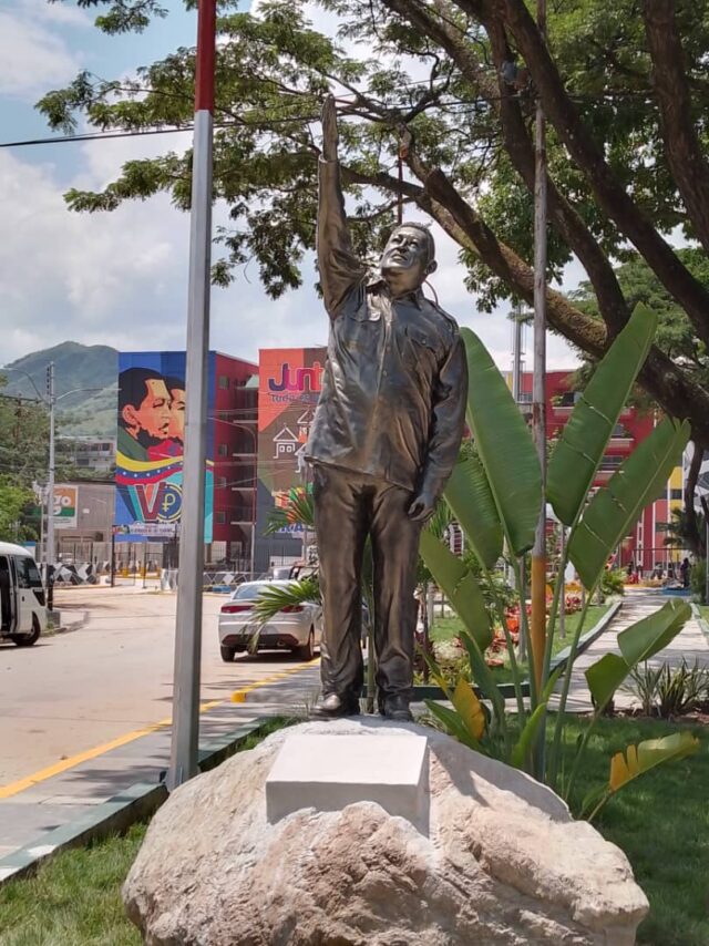 Estatua de Hugo Chávez en la entrada de Las Tejerías