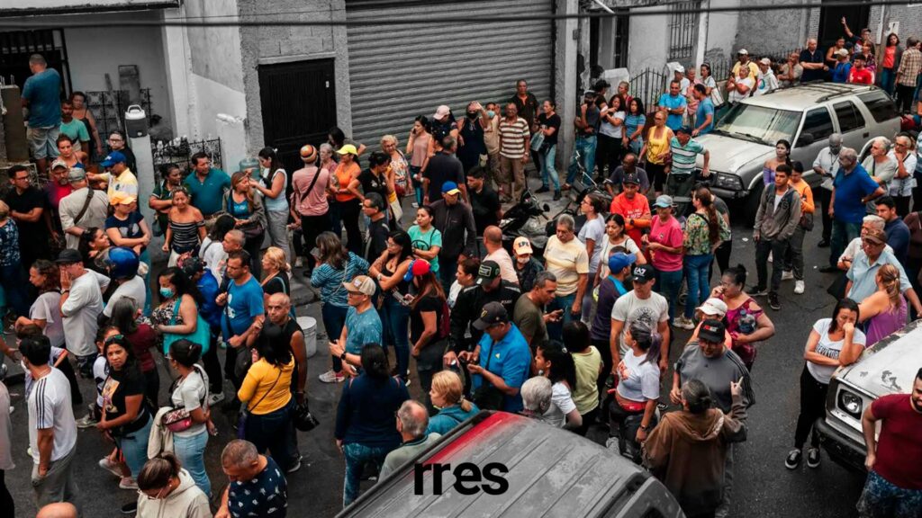 Lo nunca visto en Catia, por Luis Ugalde, sj. Foto calle Industrial llena por las primarias en Catia. Adriana Loureiro Fernández para The New York Times.
