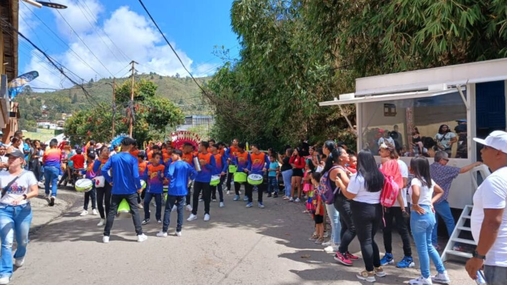 ARI-Movil-Carnavales-2024-una-comparsa-de-oportunidades-para-jovenes-de-la-comunidad-de-Monterrey