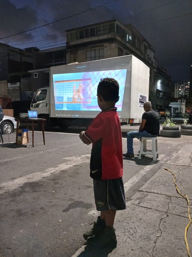 Hijo del señor José disfrutando de la película «Coco», de Disney - Pixar. Créditos: Adriana Materano