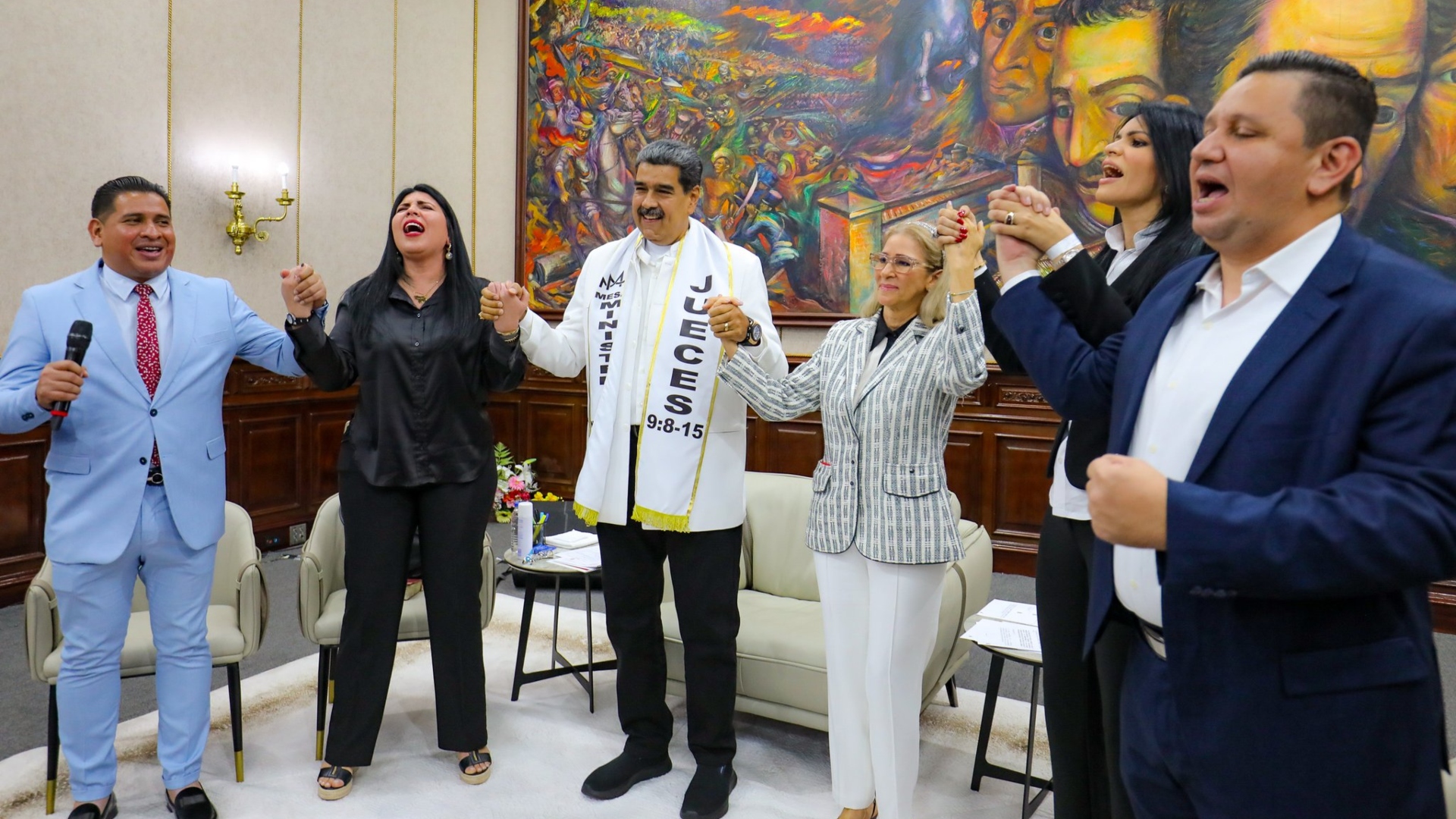 Las-perlas-nada-laicas-de-Maduro-Voluntariamente-entrego-toda-mi-nacion-a-Cristo