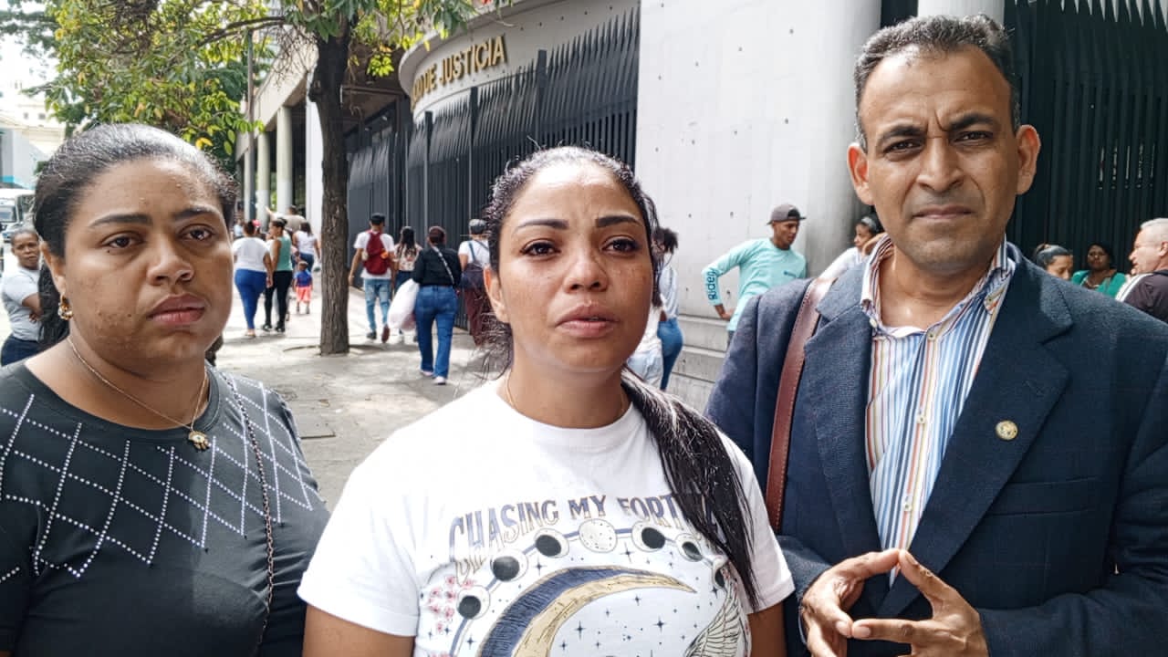 «No me dejan entrar porque es fin de semana» denuncian la detención arbitraria de dos activistas políticos y un periodista en La Guaira