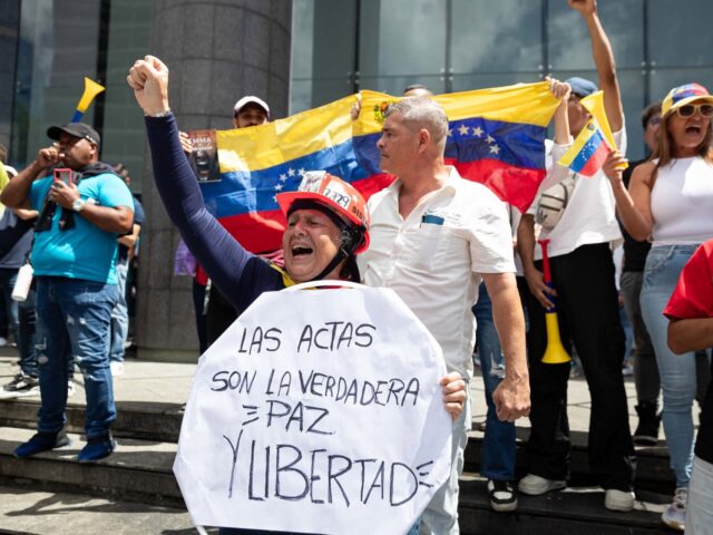 Manifestantes reclaman presunto fraude en el resultado electoral de las elecciones presidenciales venezolanas