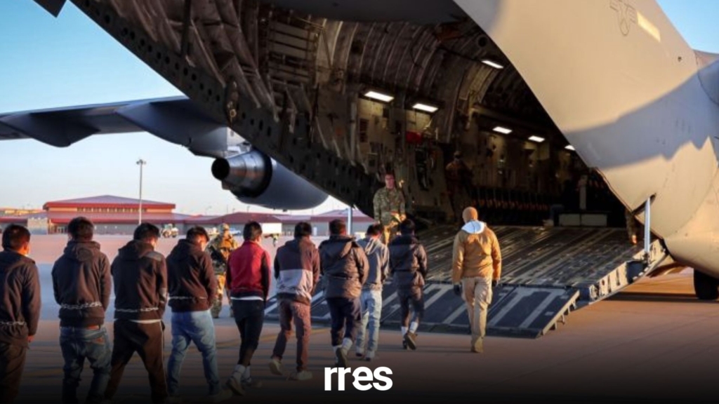 Práctica de esposar a deportados en aviones ha sido frecuente