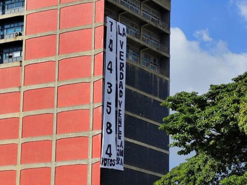 “La verdad vence las sombras”: El cartel desplegado en la UCV y la exigencia del movimiento estudiantil