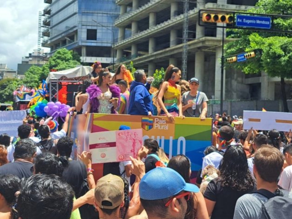 Los centros comerciales son los espacios en donde más se agrede a personas LGBTIQ+
