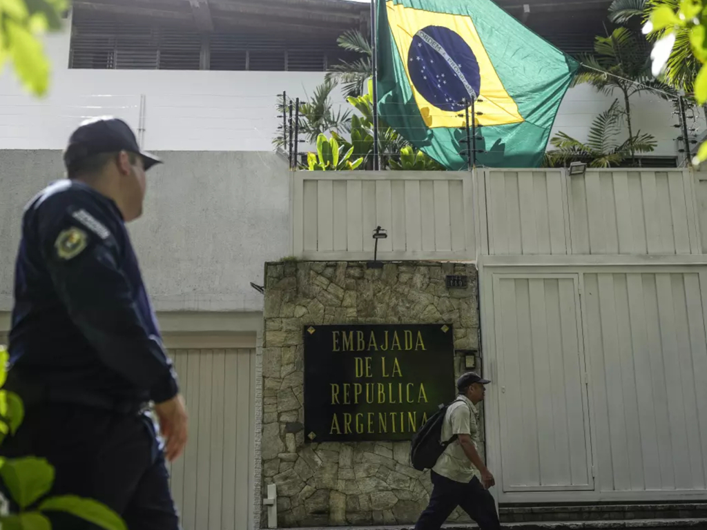 Los cinco asilados cumplen 320 días ”atrapados en una embajada convertida en cárcel”