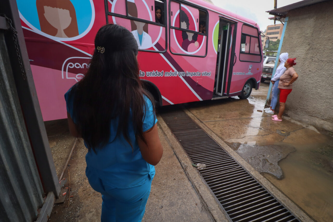 Cover image for Panarosa: el consultorio móvil que atiende a mujeres en situación de calle