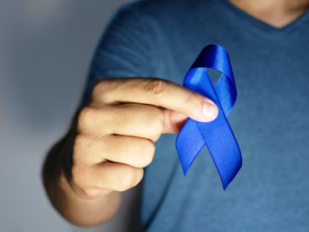Lazo azul en solidaridad con la lucha contra el cáncer de los hombres