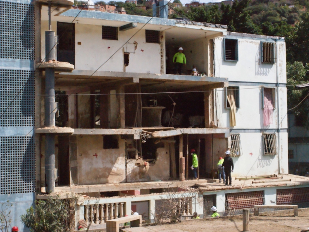 Inician reconstrucción de edificio en La Guaira: “Ese sonido de misil nunca se olvidará”