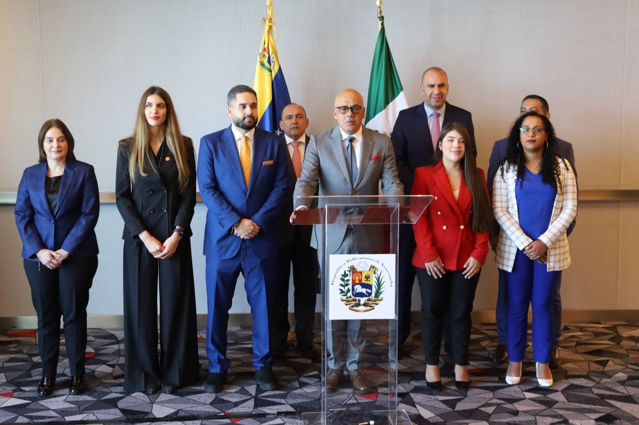 Larry Devoe en una de las mesas de diálogo entre gobierno y oposición en noviembre de 2022