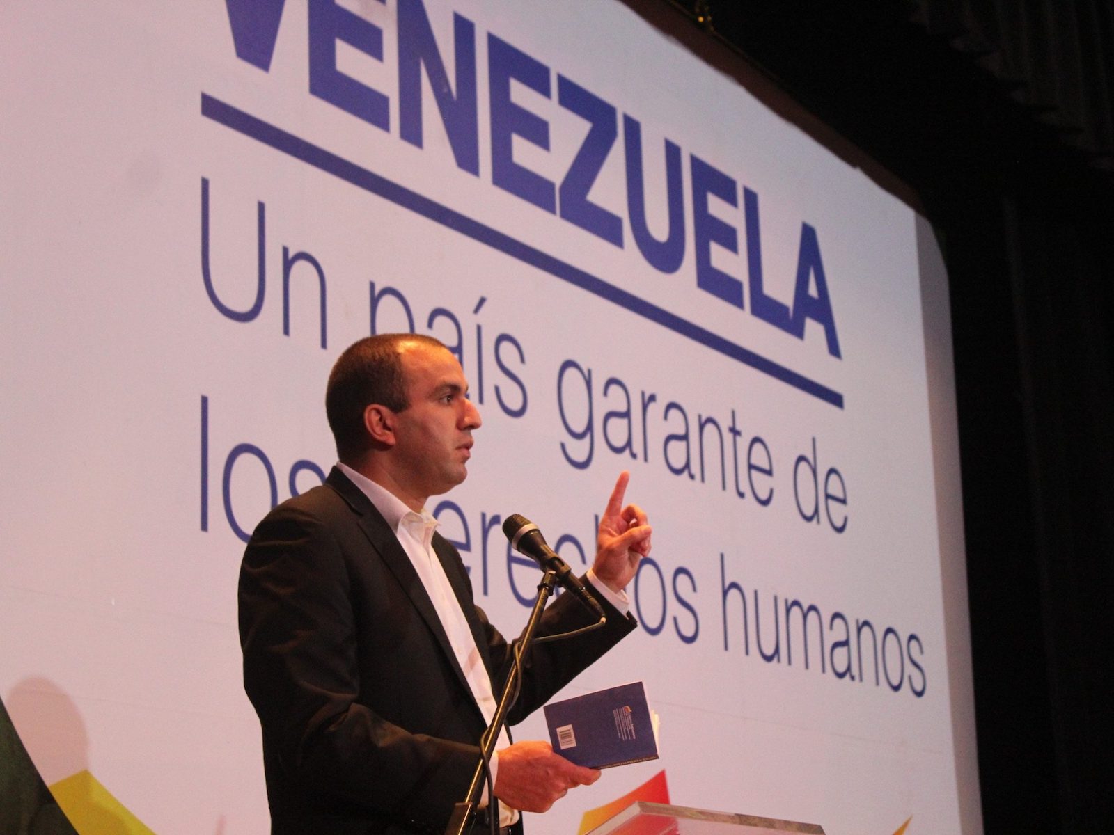 Larry Devoe con el lema Venezuela un país garante de los derechos humanos