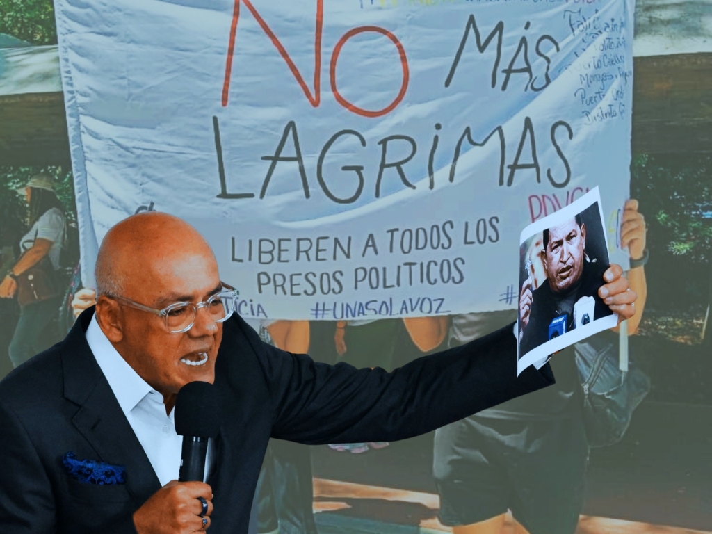 Jorge Rodríguez con la foto de Chávez con su crucifijo