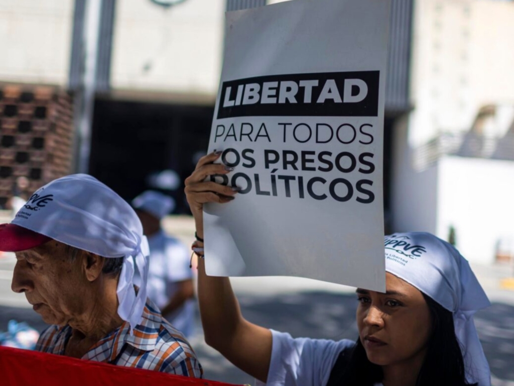 La revisión de los celulares sigue siendo causal de detención arbitraria aún en "transición". La historia del taxista detenido lo comprueba