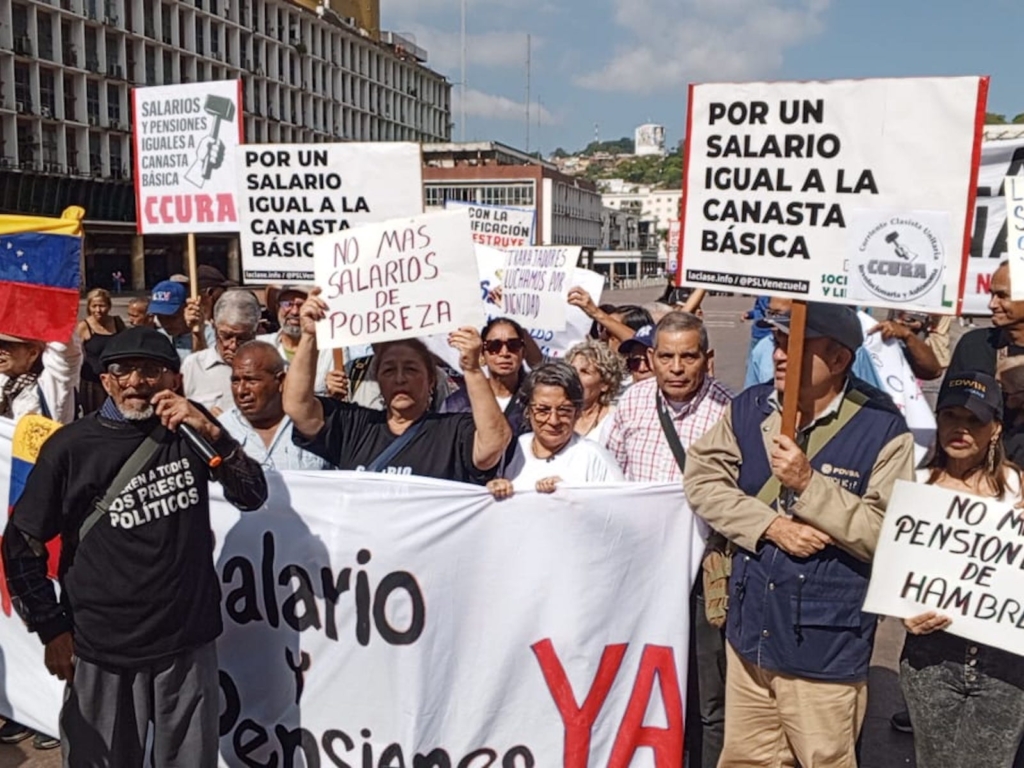 Trabajadores protestan con pancartas en la Plaza Caracas