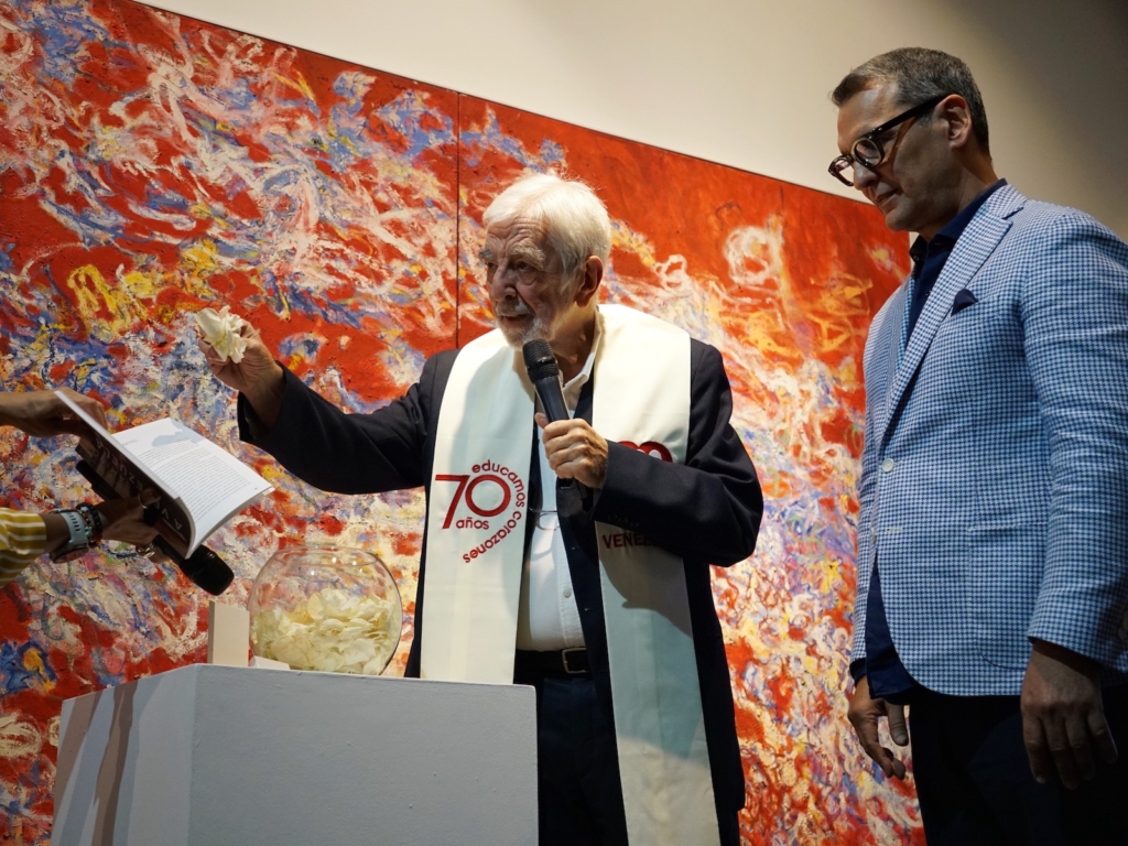 Pérez Miranda junto al padre jesuita Manuel Aristorena, directivo de Fe y Alegría