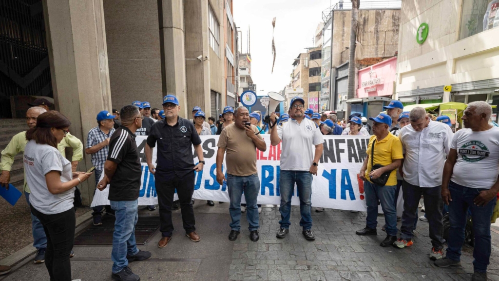 “Un gobierno rico y un pueblo en miseria”: Profesores universitarios protestaron frente a la OPSU