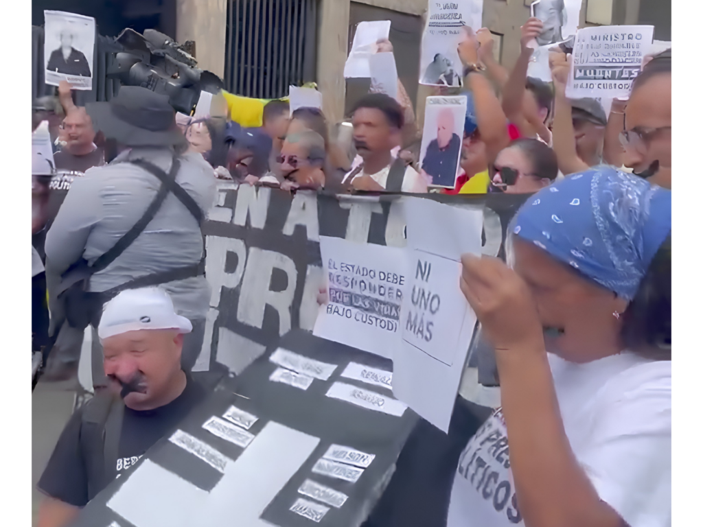 Familiares de presos políticos exigen la destitución del ministro del Servicio Penintenciario Julio García Zerpa.
