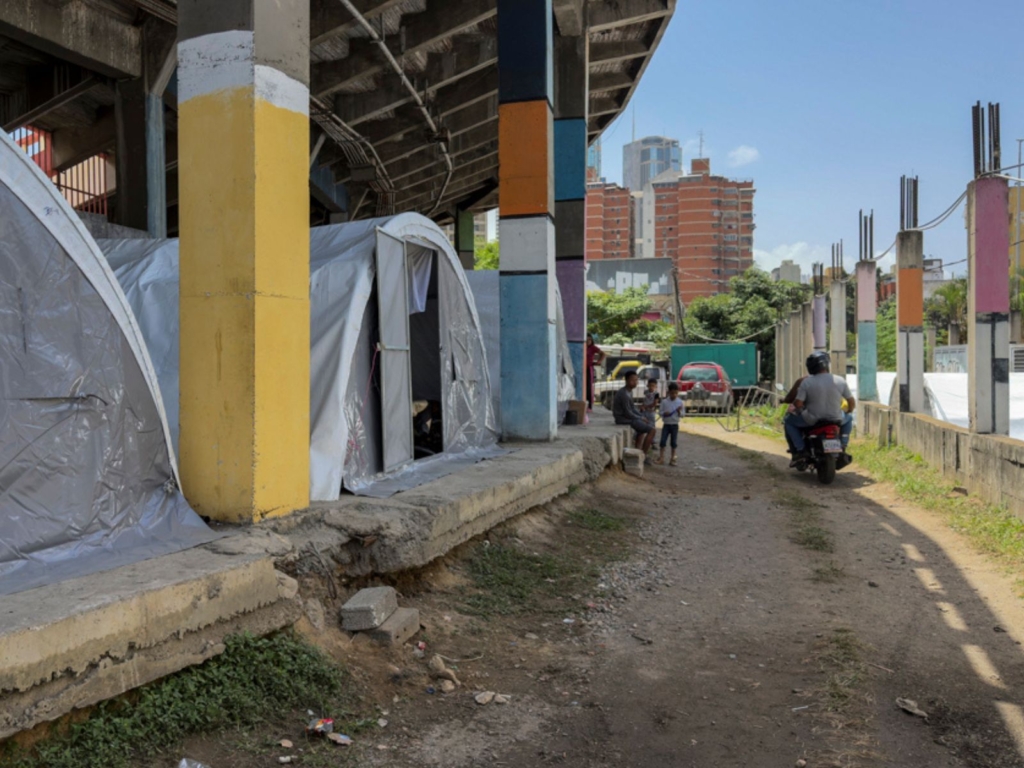 Entre carpas y edificios rotos: un mes después, algunos esperan en refugios improvisados