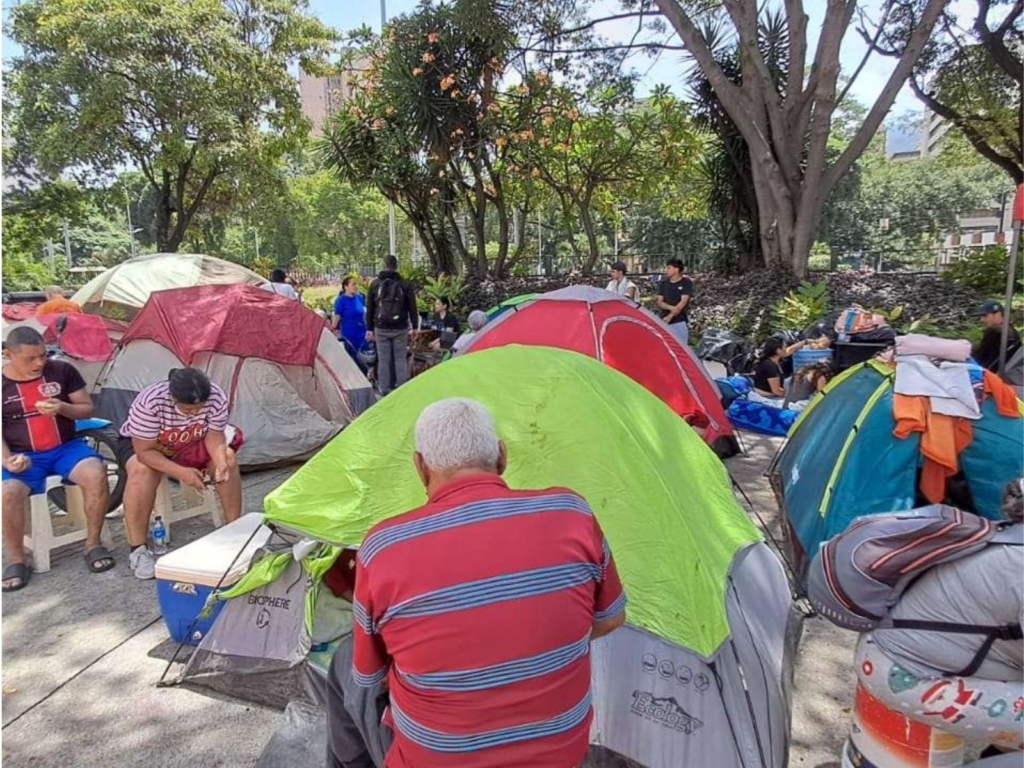 A un mes del doblete sísmico, caraqueños denuncian lentitud en la atención institucional
