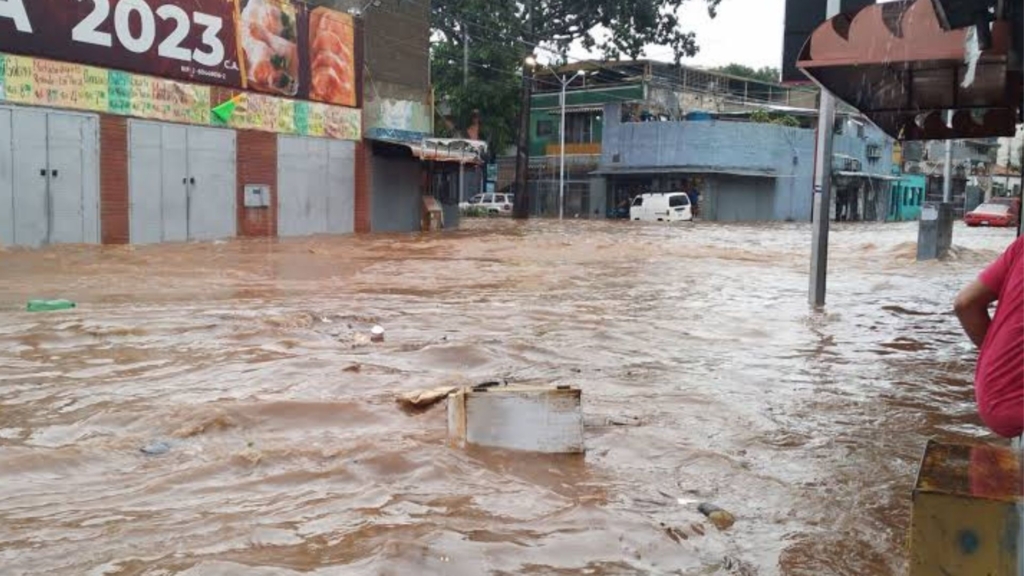 Un muerto, desaparecidos, daños materiales y colapso de vías dejaron lluvias del fin de semana