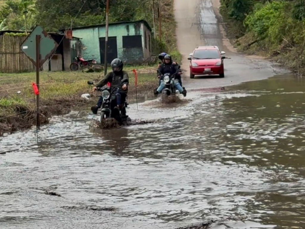 Seis estados de Venezuela reportan vías inundadas durante la Onda Tropical 43