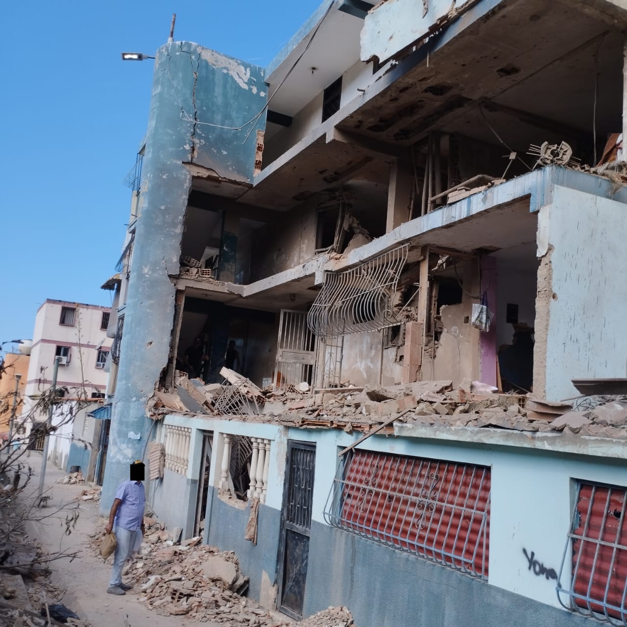 Así quedaron los apartamentos del bloque 12 de la Urb. Rómulo Gallegos tras el impacto del misil