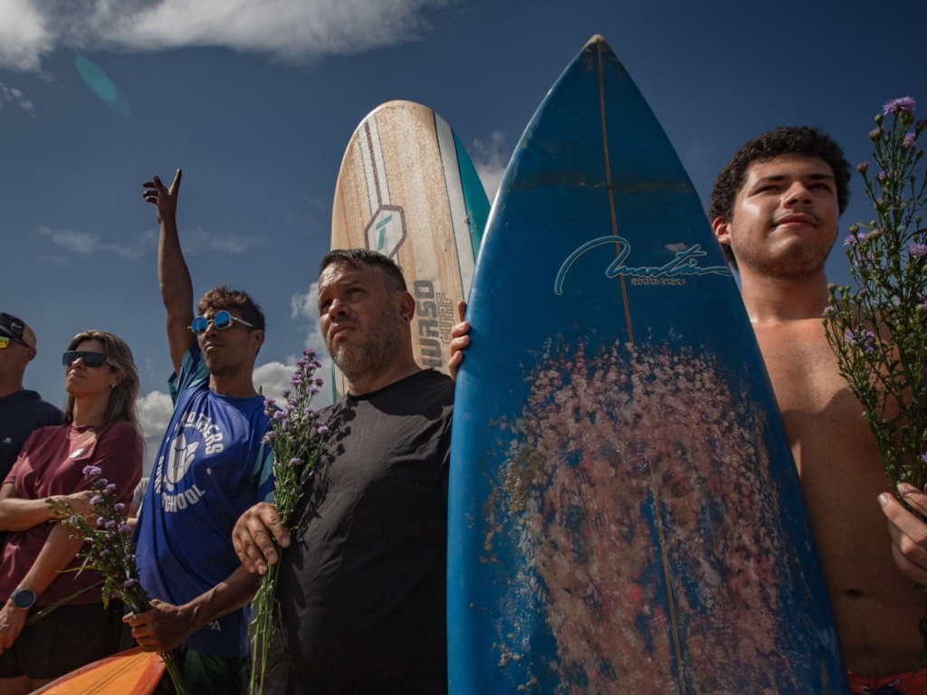 Un círculo sagrado despide a los surfistas caídos 