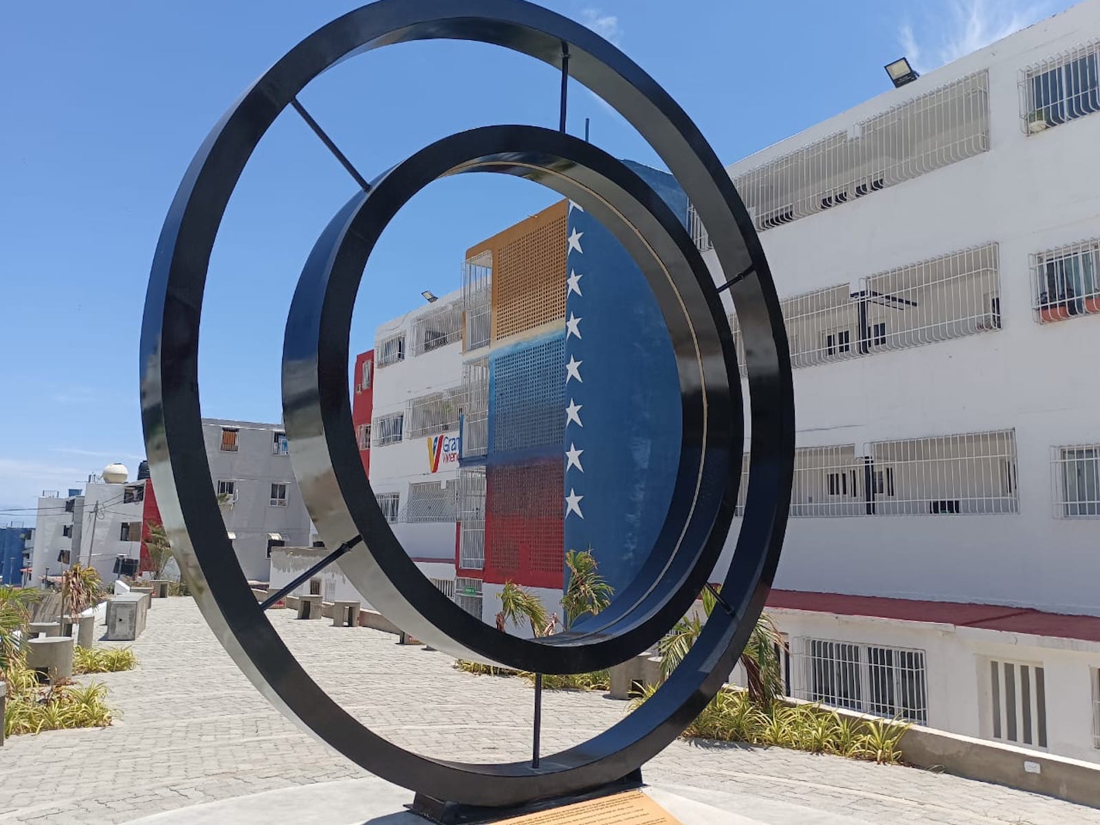 Imagen de la plaza de la Dignidad, en honor a las víctimas de los bombardeos del 3 de enero