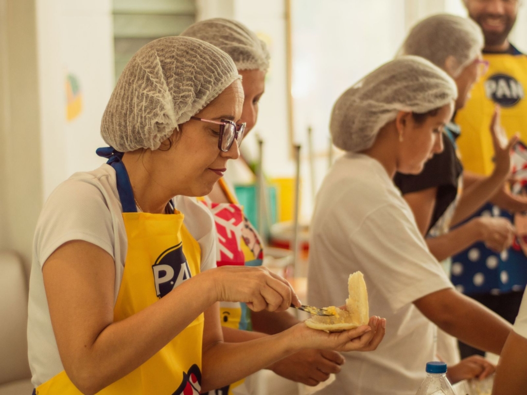 Santa en las Calles y Casa Ronald McDonald unen esfuerzos en El Arepazo para atender a comunidades vulnerables 