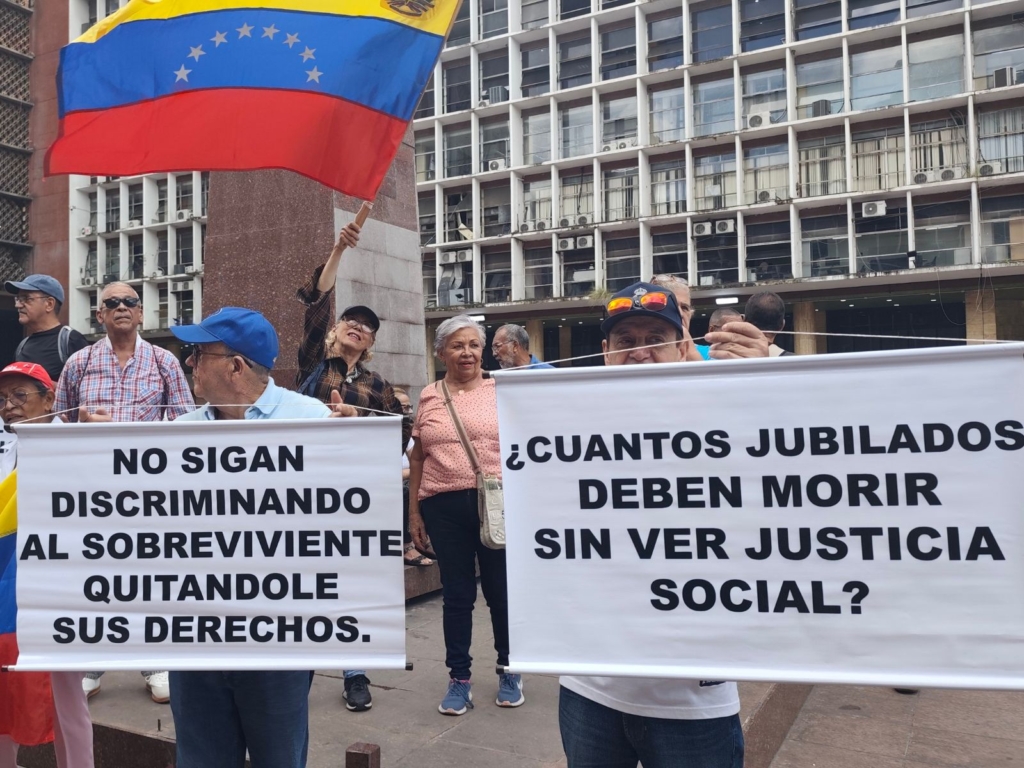 Jubilados y pensionados de Cantv protestaron por suspensión de bono y exigieron mejoras de salud