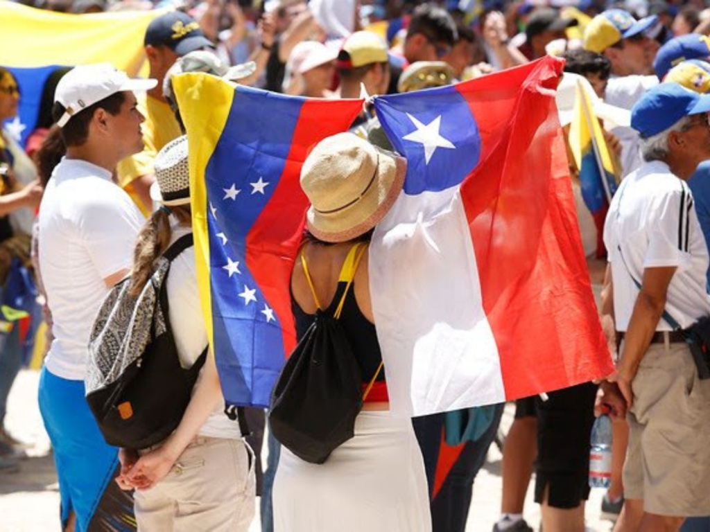 Chile permitirá la salida de venezolanos con pasaportes vencidos