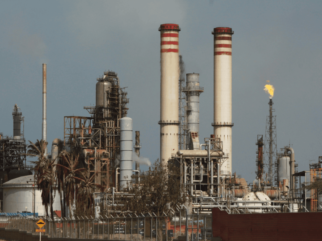 Refinería Cardón, paralizada tras incendio por rotura de línea de gas natural